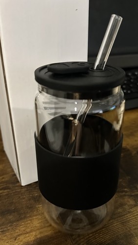 Trinkbecher mit strohhalm und - strohhalm,